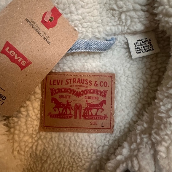 Levi’s Ex-Boyfriend Sherpa Trucker Jacket – Light Wash – Size L NWT 💙 - Picture 6 of 7